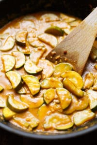 Rotes Thai-Curry mit Zucchini