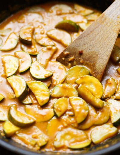 Rotes Thai-Curry mit Zucchini