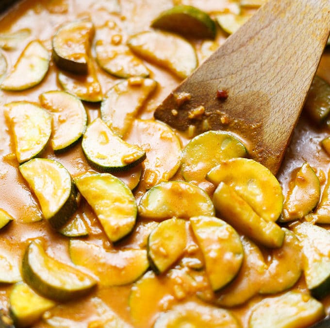 Rotes Thai-Curry mit Zucchini (20 Minuten!)