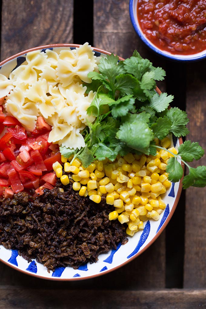 Werbung. Einfacher Taco Nudelsalat mit würzigem Hackfleisch, Tomaten, Nudeln, Mais, Koriander und Taco Sauce. Super schnell gemacht und SO gut - Kochkarussell.com