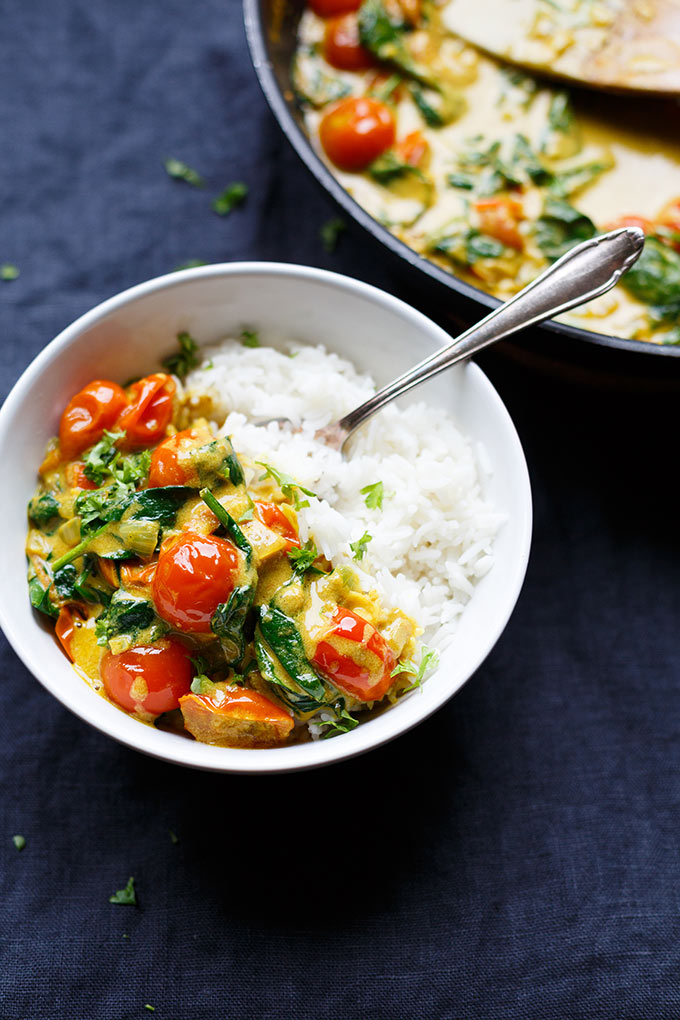 Werbung. Kokos-Curry mit Spinat und Tomaten. Dieses 30-Minuten Rezept ist schnell, vegan und unglaublich cremig! - Kochkarussell.com