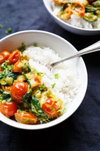 Kokos-Curry mit Spinat und Tomaten