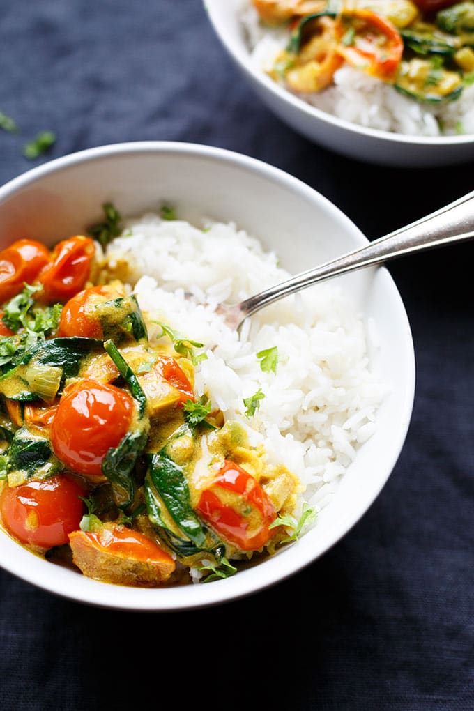 Werbung. Kokos-Curry mit Spinat und Tomaten. Dieses 30-Minuten Rezept ist schnell, vegan und unglaublich cremig! - Kochkarussell.com