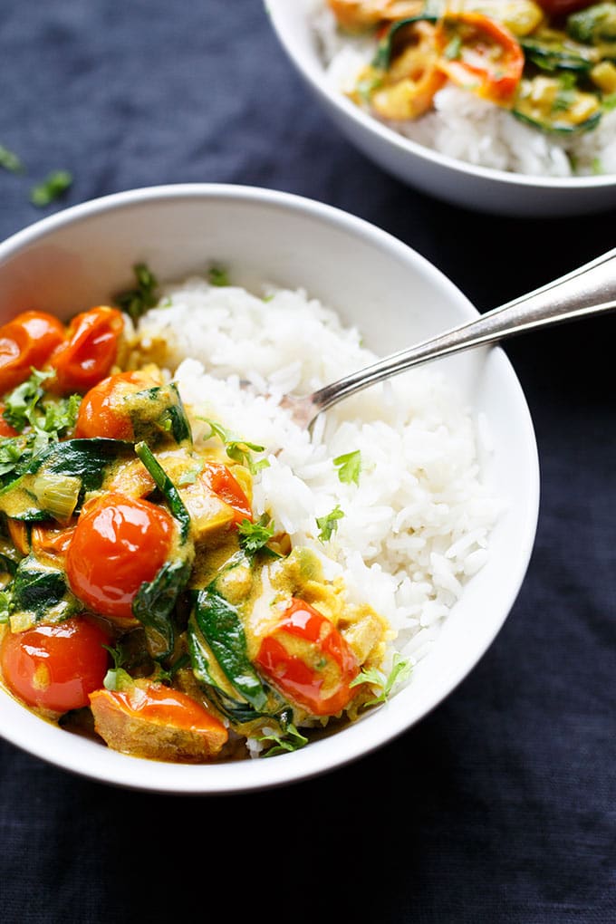 Kokos-Curry mit Spinat und Tomaten