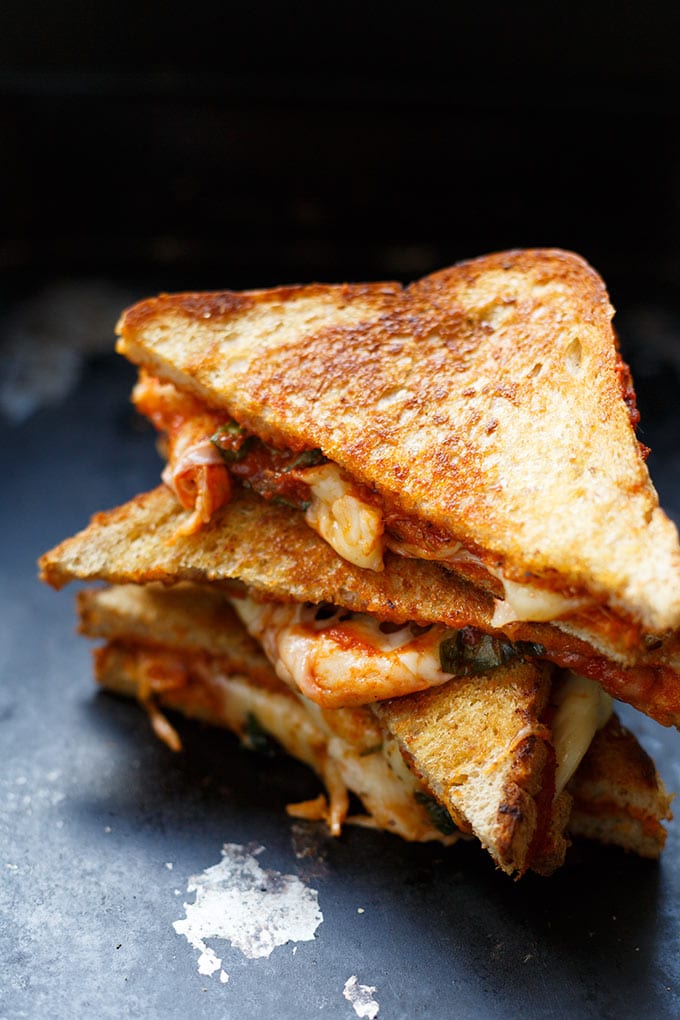 Werbung. Köstliches Pizza Grilled Cheese Sandwich mit würziger Tomatensauce, Basilikum, Oregano und einer Wagenladung geschmolzenem Käse. Dieses Rezept ist super einfach und SO gut - Kochkarussell.com 