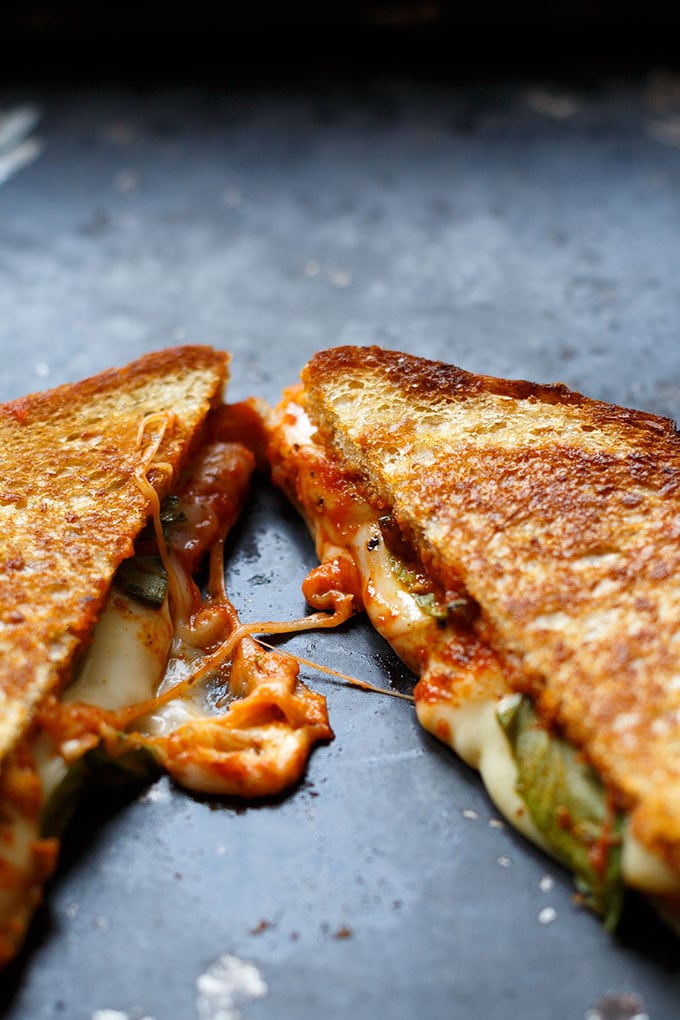 Werbung. Köstliches Pizza Grilled Cheese Sandwich mit würziger Tomatensauce, Basilikum, Oregano und einer Wagenladung geschmolzenem Käse. Dieses Rezept ist super einfach und SO gut - Kochkarussell.com 