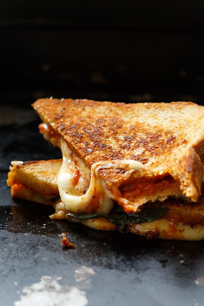 Werbung. Köstliches Pizza Grilled Cheese Sandwich mit würziger Tomatensauce, Basilikum, Oregano und einer Wagenladung geschmolzenem Käse. Dieses Rezept ist super einfach und SO gut - Kochkarussell.com 
