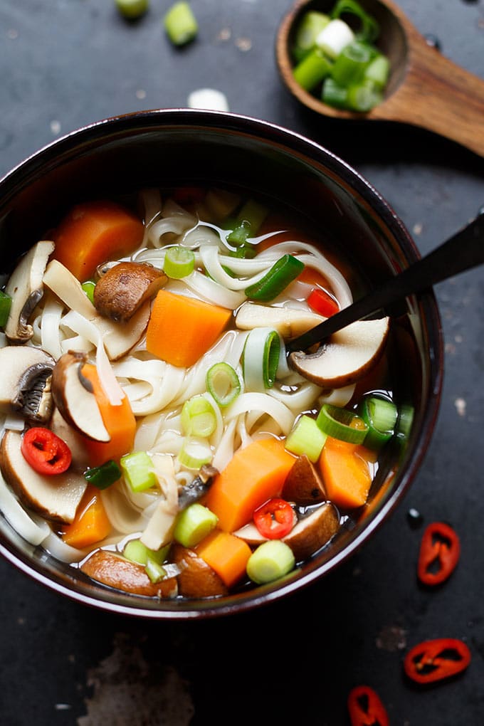 Asia-Nudelsuppe. Dieses schnelle Rezept ist einfach, in 20 Minuten fertig und vollgepackt mit Gemüse - Kochkarussell.com