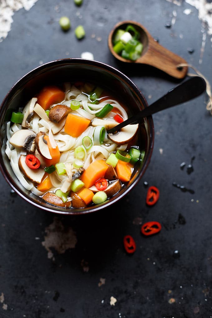 Asia-Nudelsuppe. Dieses schnelle Rezept ist einfach, in 20 Minuten fertig und vollgepackt mit Gemüse - Kochkarussell.com