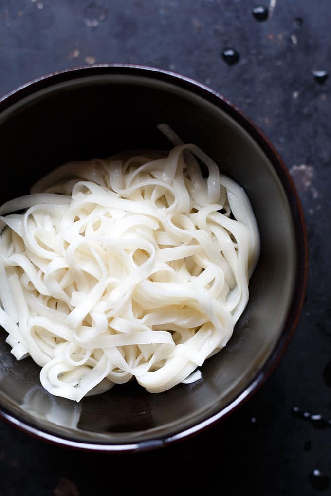 Asia-Nudelsuppe. Dieses schnelle Rezept ist einfach, in 20 Minuten fertig und vollgepackt mit Gemüse - Kochkarussell.com