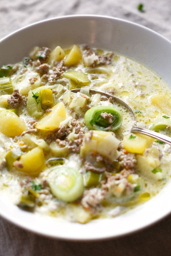 Die Käse-Lauch-Suppe mit Hack ist super einfach und schnell gemacht. Das perfekte Soulfood-Rezept nach einem langen Tag und wie von Oma - Kochkarussell.com 