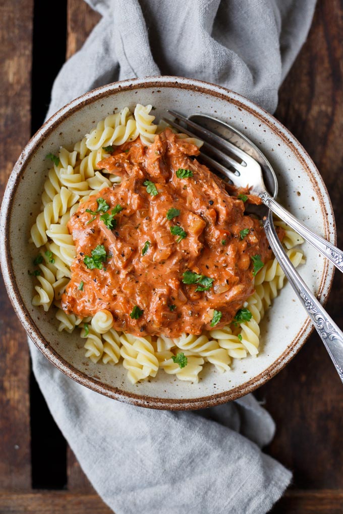 Einfache Pasta mit Makrelen-Tomatensauce mit Makrelenfilets, Zwiebel, Knoblauch, Tomatenmark, Sahne und Oregano. Lecker, praktisch und schnell gemacht! - Kochkarussell.com