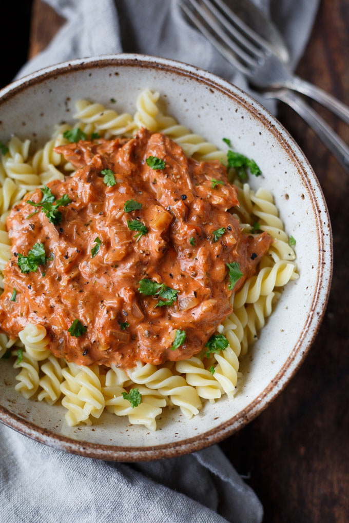 Einfache Pasta mit Makrelen-Tomatensauce mit Makrelenfilets, Zwiebel, Knoblauch, Tomatenmark, Sahne und Oregano. Lecker, praktisch und schnell gemacht! - Kochkarussell.com