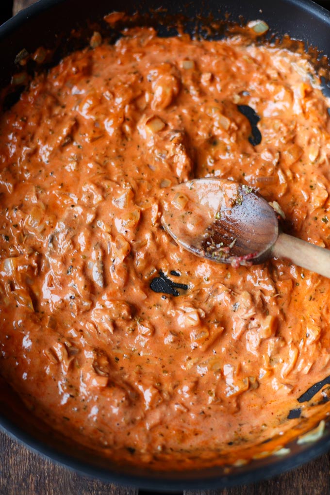 Einfache Pasta mit Makrelen-Tomatensauce mit Makrelenfilets, Zwiebel, Knoblauch, Tomatenmark, Sahne und Oregano. Lecker, praktisch und schnell gemacht! - Kochkarussell.com