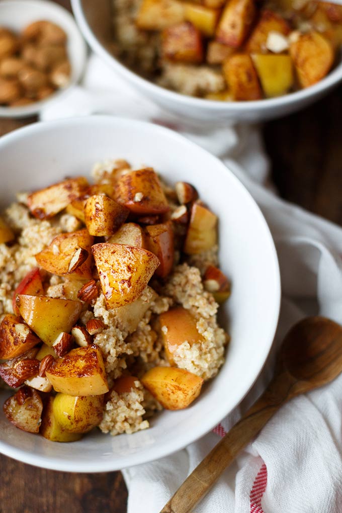 Apfel-Zimt-Porridge mit Hirse. Dieses schnelle 7-Zutaten Rezept ist einfach, gesund und super lecker! - Kochkarussell.com