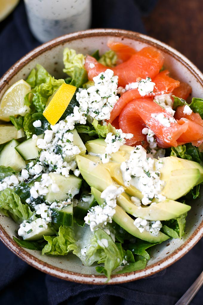 Gesunde Salat-Bowl mit Räucherlachs, Avocado und Hüttenkäse-Dressing. Super einfach, sättigend und in 20 Minuten fertig - Kochkarussell.com