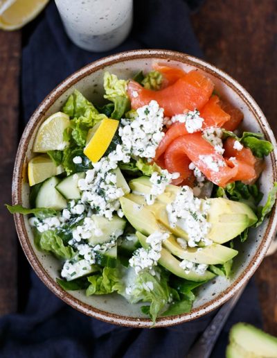 Gesunde Salat-Bowl mit Räucherlachs, Avocado und Hüttenkäse-Dressing