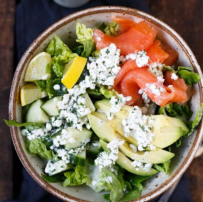 Gesunde Salat-Bowl mit Räucherlachs, Avocado und Hüttenkäse-Dressing