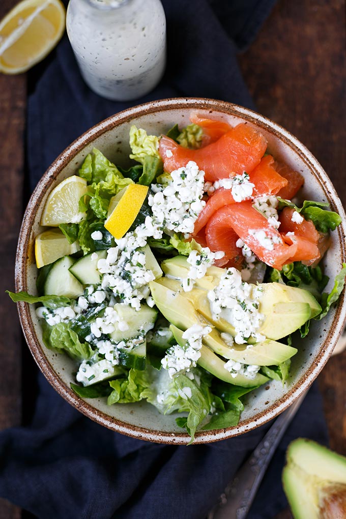 Gesunde Salat-Bowl mit Räucherlachs, Avocado und Hüttenkäse-Dressing