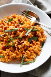 Rote Linsen Pasta mit cremigster Getrocknete Tomaten-Sauce