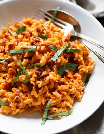 Rote Linsen Pasta mit cremigster Getrocknete Tomaten-Sauce