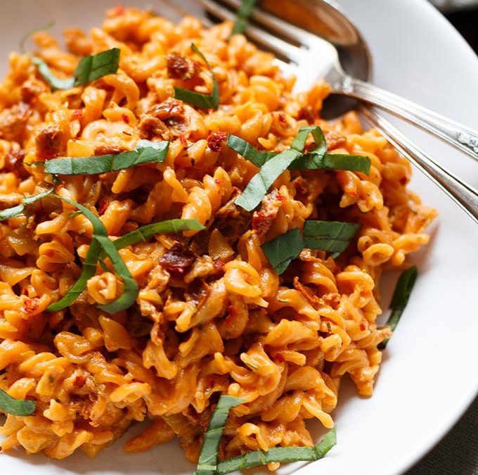 Rote Linsen Pasta mit cremigster Getrocknete Tomaten-Sauce