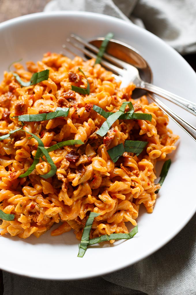 Rote Linsen Pasta mit cremigster Getrocknete Tomaten-Sauce. Dieses 20-Minuten Rezept ist perfekt für den Feierabend und SO gut - Kochkarussell.com