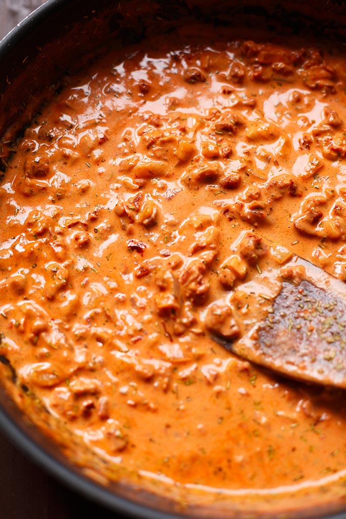 Rote Linsen Pasta mit cremigster Getrocknete Tomaten-Sauce. Dieses 20-Minuten Rezept ist perfekt für den Feierabend und SO gut - Kochkarussell.com