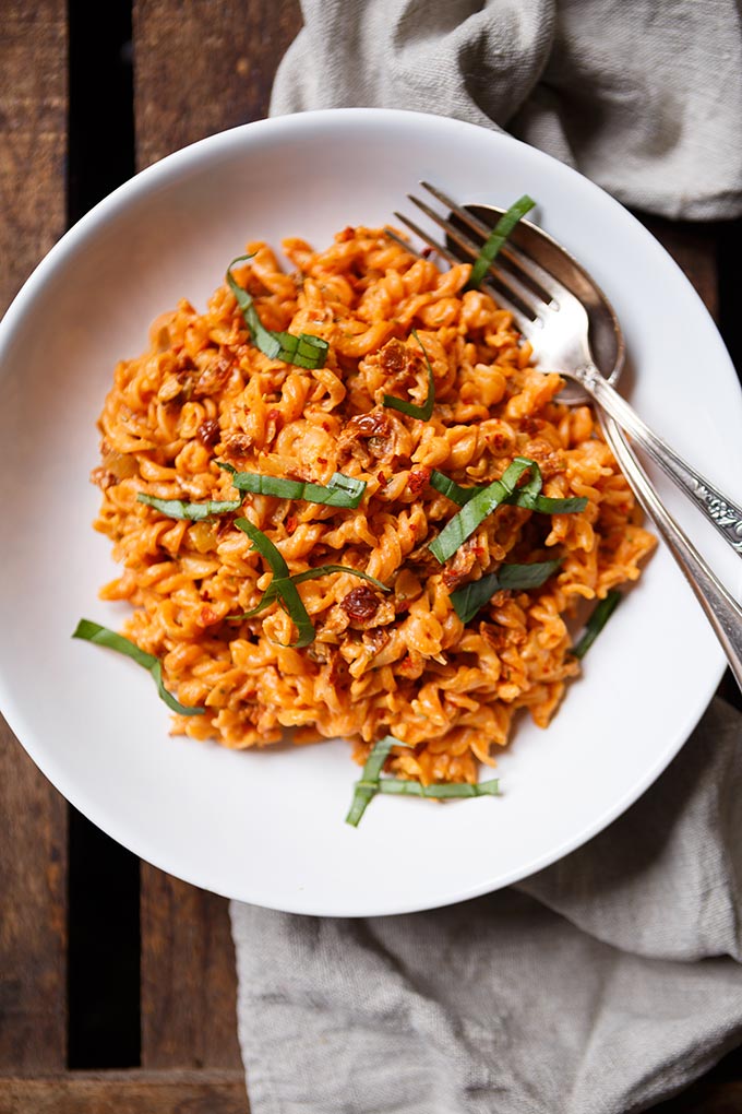 Rote Linsen Pasta mit cremigster Getrocknete Tomaten-Sauce. Dieses 20-Minuten Rezept ist perfekt für den Feierabend und SO gut - Kochkarussell.com