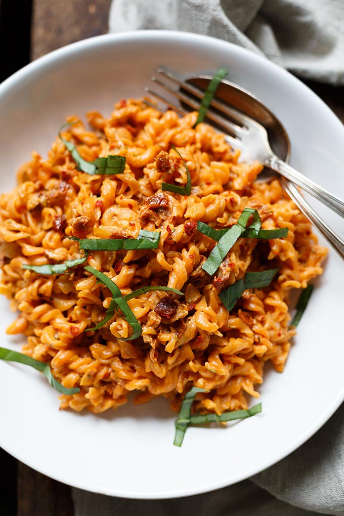 Rote Linsen Pasta mit cremigster Getrocknete Tomaten-Sauce. Dieses 20-Minuten Rezept ist perfekt für den Feierabend und SO gut - Kochkarussell.com