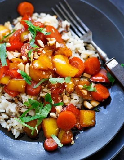 Teriyaki-Gemüse mit Reis und Erdnüssen