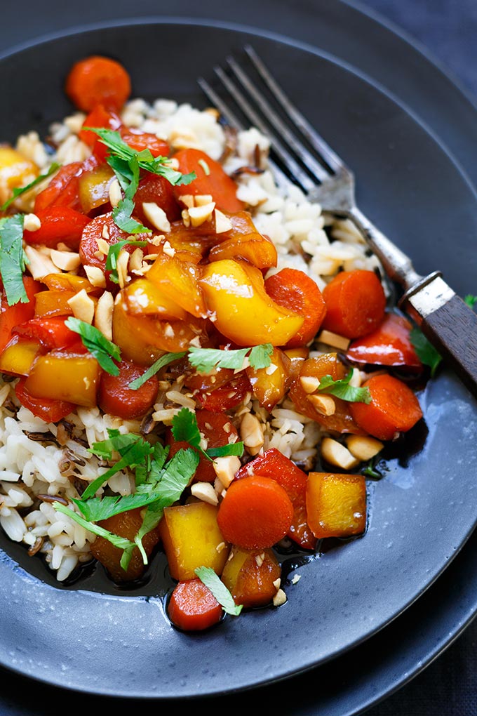 Teriyaki-Gemüse mit Reis und Erdnüssen. Dieses vegane 9-Zutaten Rezept ist einfach und SO lecker! - Kochkarussell.com