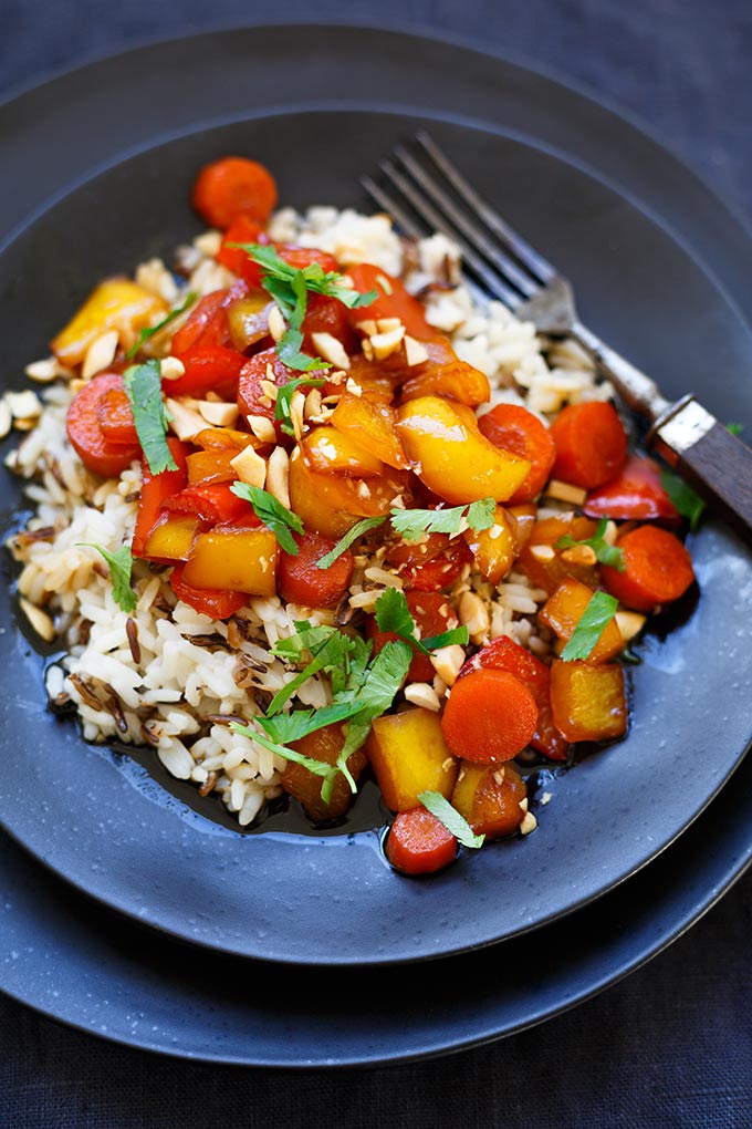 Teriyaki-Gemüse mit Reis und Erdnüssen. Dieses vegane 9-Zutaten Rezept ist einfach und SO lecker! - Kochkarussell.com