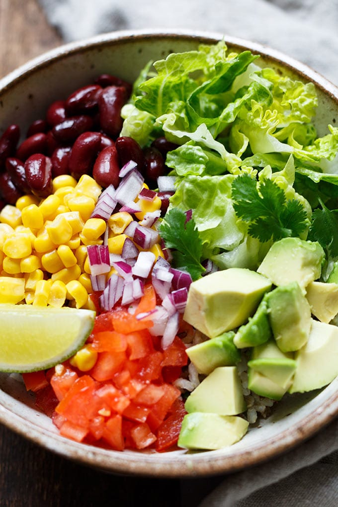 30-Minuten Veggie Burrito Bowl. Dieses Rezept ist vollgepackt mit Gemüse, einfach, bunt, cremig und SO lecker! - Kochkarussell.com