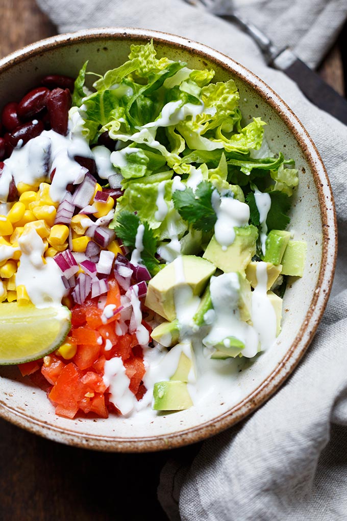 30-Minuten Veggie Burrito Bowl. Dieses Rezept ist vollgepackt mit Gemüse, einfach, bunt, cremig und SO lecker! - Kochkarussell.com