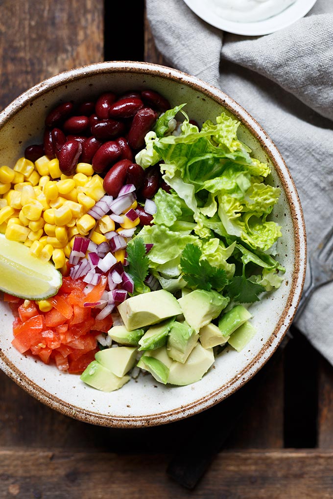 30-Minuten Veggie Burrito Bowl. Dieses Rezept ist vollgepackt mit Gemüse, einfach, bunt, cremig und SO lecker! - Kochkarussell.com