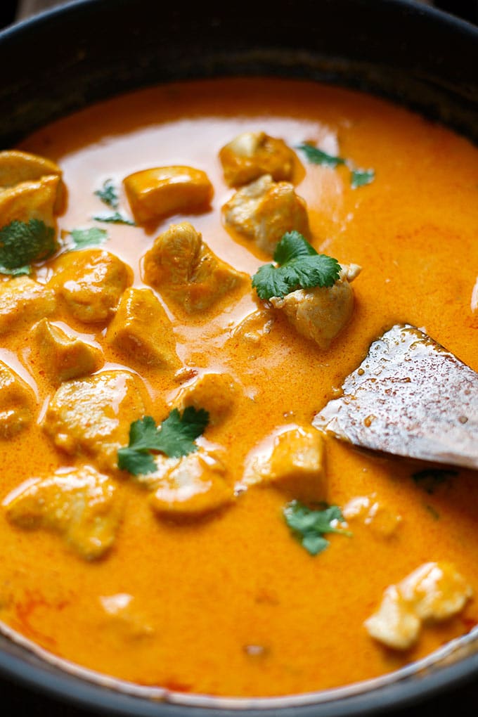 Werbung. OMG! Einfaches Chicken-Curry mit Kokosmilch ist das perfekte Feierabend-Rezept! Nur 8 Zutaten und in 30 Minuten auf dem Tisch! - Kochkarussell.com #curry #chicken #thaifood #rezept