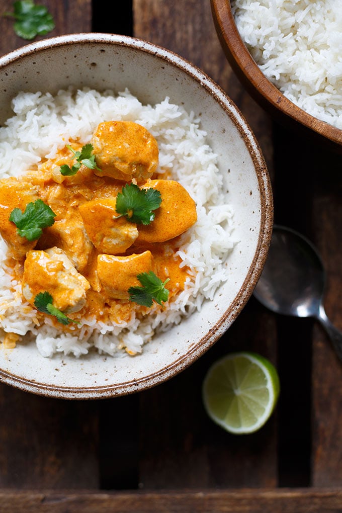 Werbung. OMG! Einfaches Chicken-Curry mit Kokosmilch ist das perfekte Feierabend-Rezept! Nur 8 Zutaten und in 30 Minuten auf dem Tisch! - Kochkarussell.com #curry #chicken #thaifood #rezept