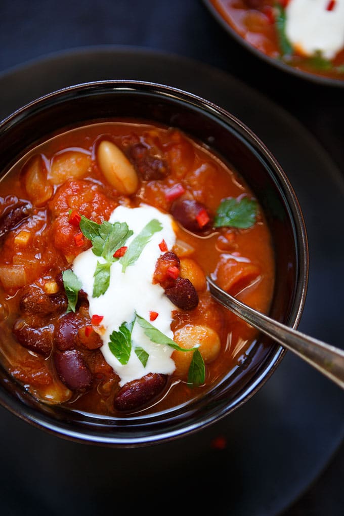 Magisches Chili sin Carne mit Kidneybohnen, weißen Bohnen und gehackten Tomaten. Dieses 20-Minuten Rezept ist vegetarisch, super schnell vorbereitet und absolutes Soulfood. Perfekt für den Feierabend! - Kochkarussell.com #chili #chilisincarne #dinner #soulfood #stew #healthy #vegetarian