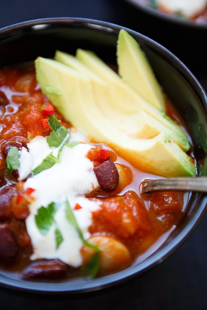 Magisches Chili sin Carne mit Kidneybohnen, weißen Bohnen und gehackten Tomaten. Dieses 20-Minuten Rezept ist vegetarisch, super schnell vorbereitet und absolutes Soulfood. Perfekt für den Feierabend! - Kochkarussell.com #chili #chilisincarne #dinner #soulfood #stew #healthy #vegetarian