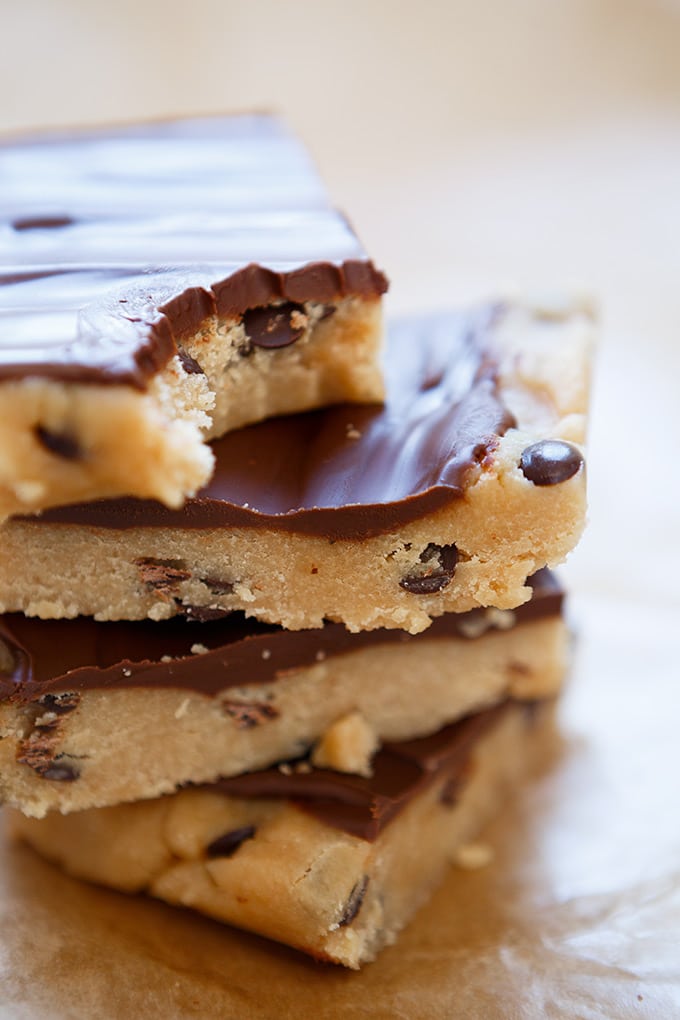 Werbung. No-Bake Chocolate Chip Cookie Dough Bars! Dieses 8-Zutaten Rezept ist dekadent reichhaltig, vegan und unfassbar lecker. Roher Keksteig überzogen mit geschmolzener Schokolade. Kommt garantiert gut an! - Kochkarussell.com #cookiedoughbars #cookiedough #vegan #dessert #vegandessert #chocolate