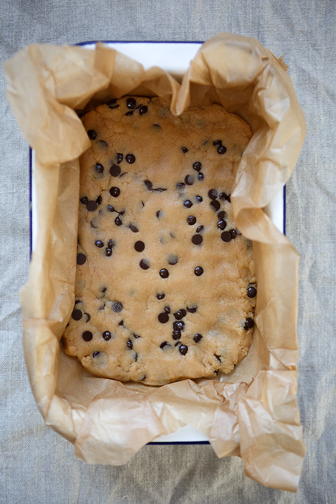 Werbung. No-Bake Chocolate Chip Cookie Dough Bars! Dieses 8-Zutaten Rezept ist dekadent reichhaltig, vegan und unfassbar lecker. Roher Keksteig überzogen mit geschmolzener Schokolade. Kommt garantiert gut an! - Kochkarussell.com #cookiedoughbars #cookiedough #vegan #dessert #vegandessert #chocolate