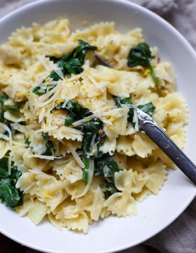 One Pot Pasta mit Spinat, Artischocken und Zitrone