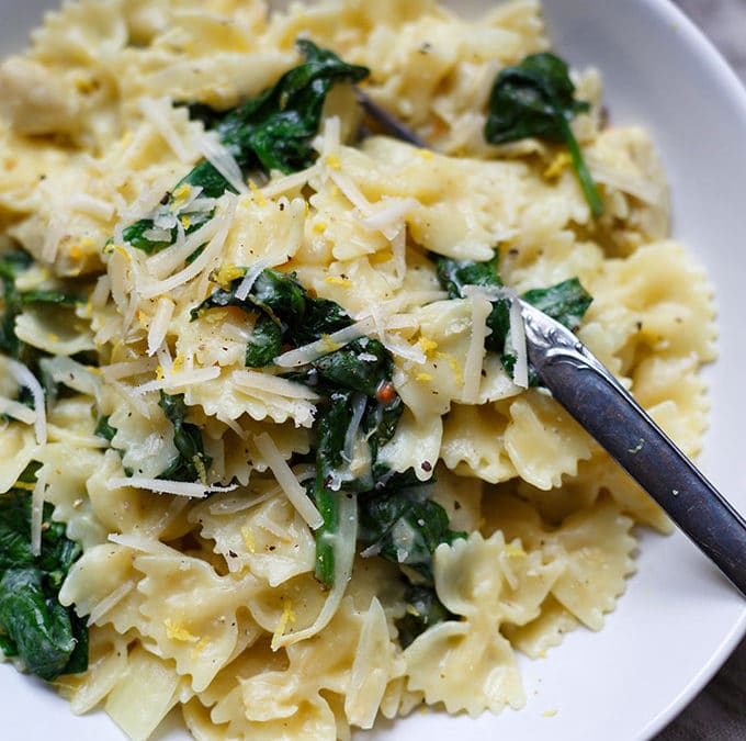 One Pot Pasta mit Spinat, Artischocken und Zitrone