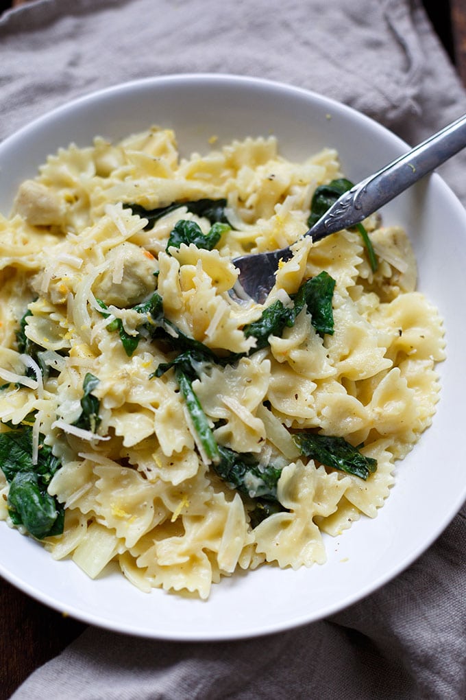 Ultra cremige One Pot Pasta mit Spinat, Artischocken und Zitrone. Dieses Rezept erfordert nur einen Topf und 15 Minuten Zeit! - Kochkarussell.com #pasta #veggies #onepotpasta #healthy #spinach #lemon