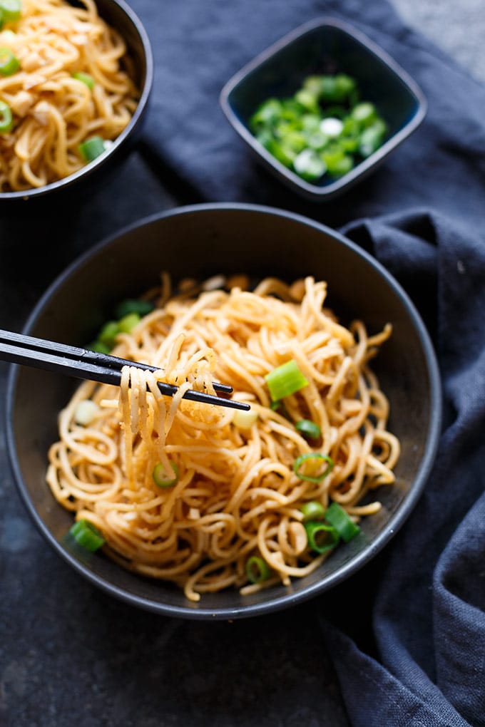 Werbung. 15-Minuten Spaghetti mit würziger Erdnuss-Sauce. Dieses würzige 7-Zutaten Rezept ist herrlich cremig und absolute Soulfood! - Kochkarussell.com #peanutbutter #noodles #spaghetti #soulfood #erdnussbutter