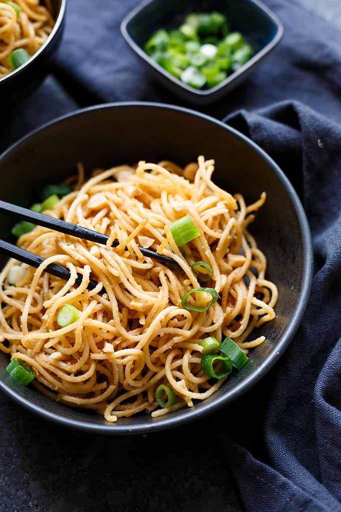 Werbung. 15-Minuten Spaghetti mit würziger Erdnuss-Sauce. Dieses würzige 7-Zutaten Rezept ist herrlich cremig und absolute Soulfood! - Kochkarussell.com #peanutbutter #noodles #spaghetti #soulfood #erdnussbutter