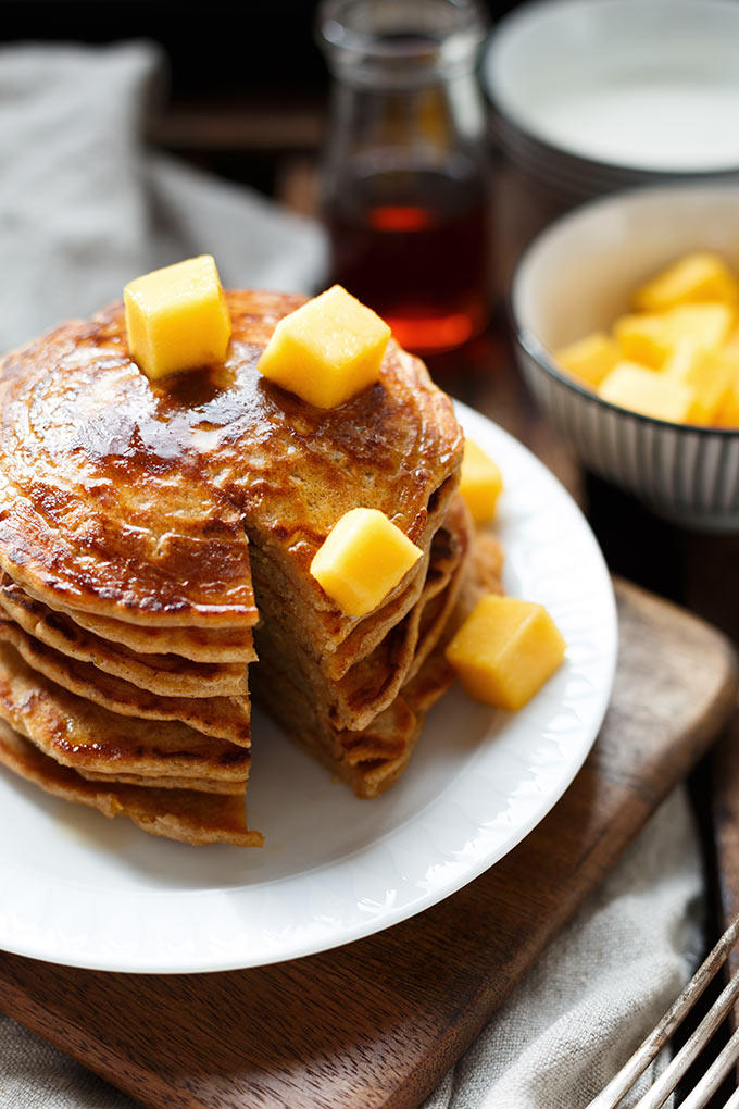 Werbung. Herrlich fluffige Carrot Cake Pancakes! Dieses 9-Zutaten Rezept ist super einfach und SO lecker. - Kochkarussell.com #pancakes #ostern #brunch