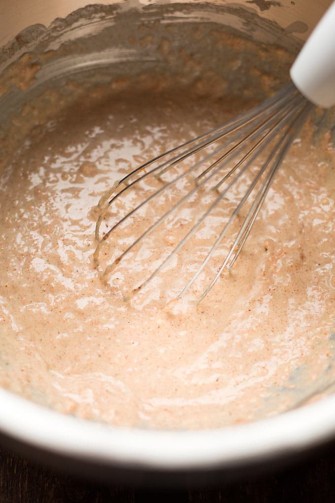 Werbung. Herrlich fluffige Carrot Cake Pancakes! Dieses 9-Zutaten Rezept ist super einfach und SO lecker. - Kochkarussell.com #pancakes #ostern #brunch