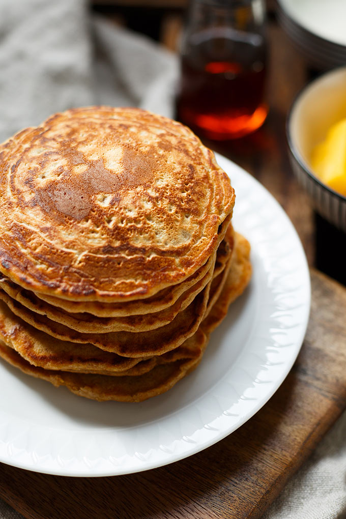 Werbung. Herrlich fluffige Carrot Cake Pancakes! Dieses 9-Zutaten Rezept ist super einfach und SO lecker. - Kochkarussell.com #pancakes #ostern #brunch